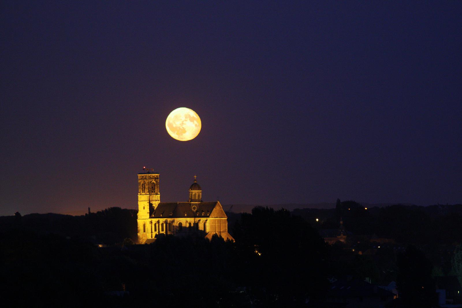 Volle maan boven kerk